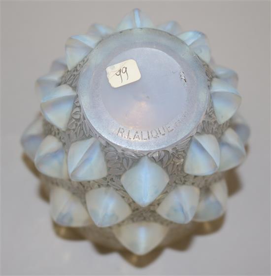 A René Lalique Rampillon opalescent glass vase, 12.5cm